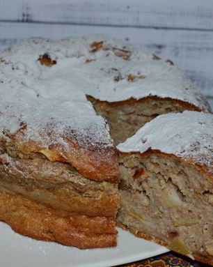 Творожный пирог с яблоком и изюмом