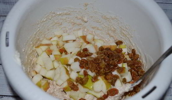 творожный пирог с яблоком и изюмом