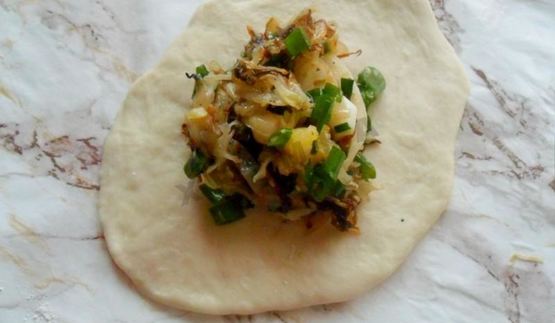 дрожжевые пирожки с капустой и яйцом в духовке