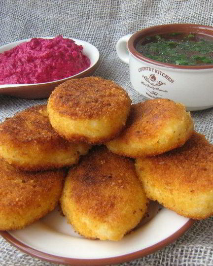 Рецепт картофельных пирожков с брынзой и свекольно-сметанным соусом