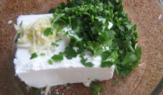 картофельные пирожки с брынзой и свекольно-сметанным соусом