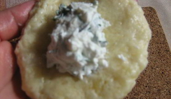 картофельные пирожки с брынзой и свекольно-сметанным соусом