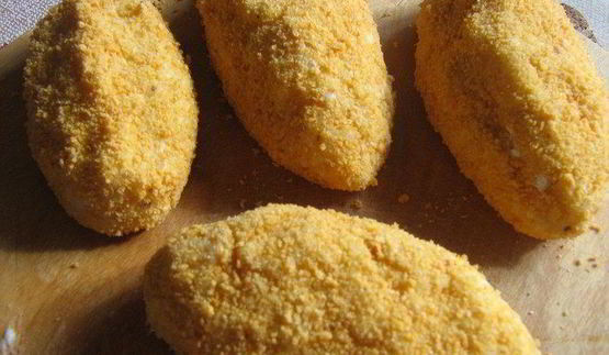 картофельные пирожки с брынзой и свекольно-сметанным соусом