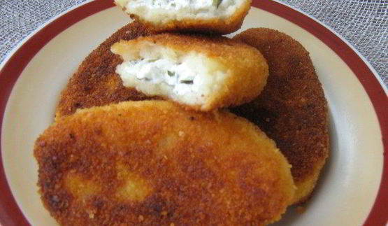 картофельные пирожки с брынзой и свекольно-сметанным соусом