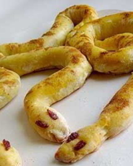 Рецепт новогодних пирожков с бананом змейки