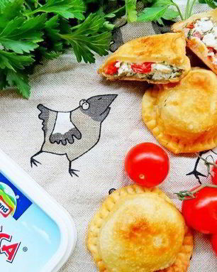 Пирожки-бомбочки с фетой, помидорами и зеленью