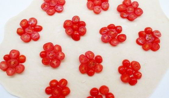 пирожки-бомбочки с фетой, помидорами и зеленью