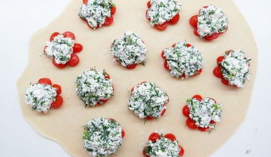 пирожки-бомбочки с фетой, помидорами и зеленью