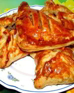 Пирожки из слоеного теста с фаршем