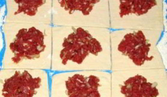 пирожки из слоеного теста с фаршем