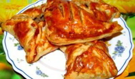 пирожки из слоеного теста с фаршем