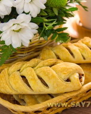 Пирожки из слоеного теста с капустой, беконом и фаршем