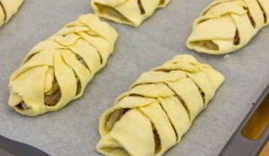 пирожки из слоеного теста с капустой, беконом и фаршем