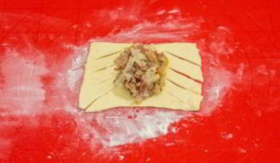 пирожки из слоеного теста с капустой, беконом и фаршем