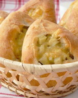 Пирожки из творожного теста с мясом и картошкой