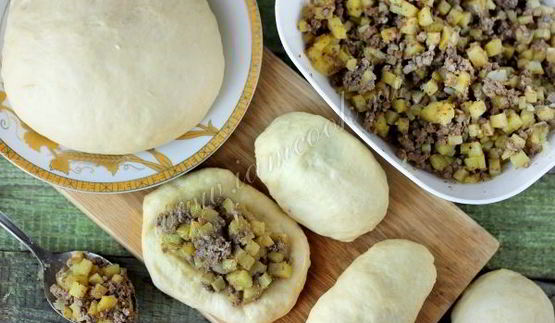 пирожки печеные с жареной картошкой и печенью