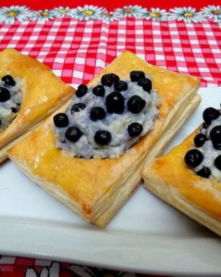 Рецепт пирожков с черникой из слоеного теста