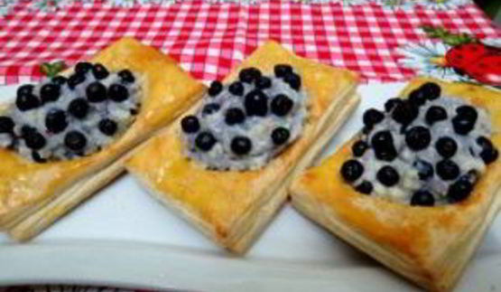 пирожки с черникой из слоеного теста