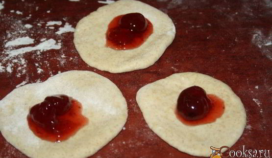 пирожки с капустой и сосисками