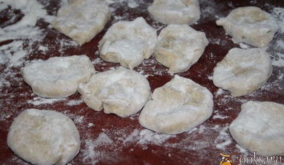 пирожки с капустой и сосисками