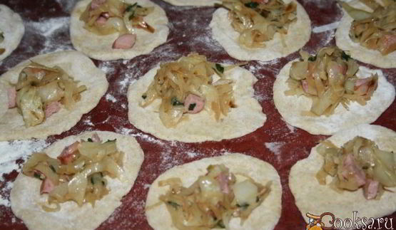 пирожки с капустой и сосисками