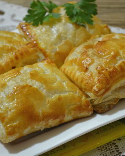 Рецепт пирожков с капустой из слоеного бездрожжевого теста