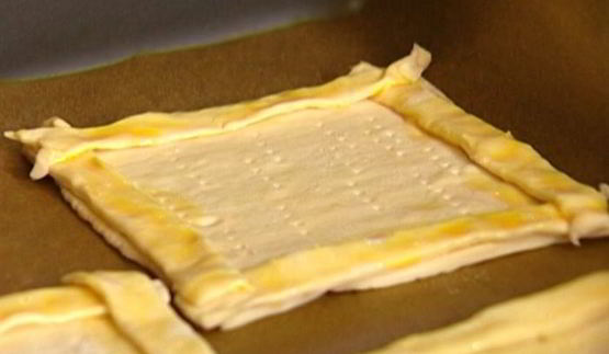 пирожки с козьим сыром, помидорами и базиликом