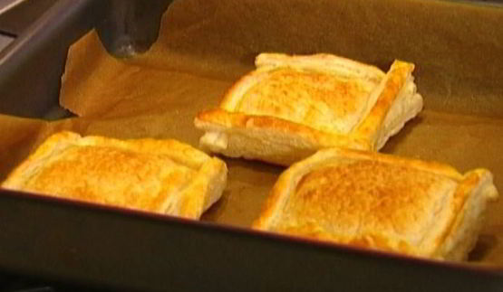 пирожки с козьим сыром, помидорами и базиликом