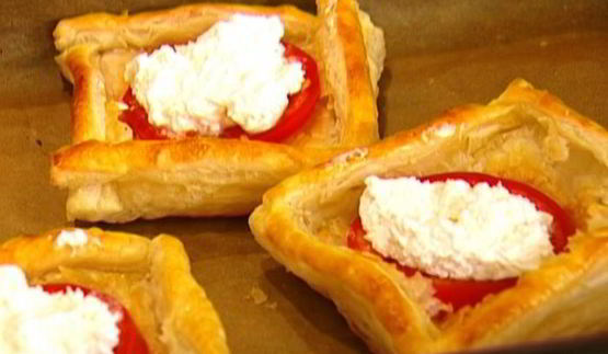 пирожки с козьим сыром, помидорами и базиликом