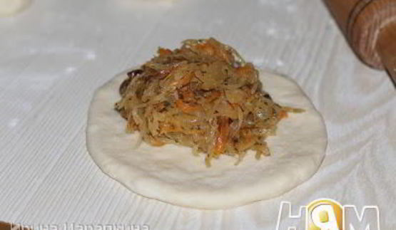 пирожки с квашеной капустой и белыми грибами