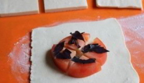 пирожки с помидорами и базиликом