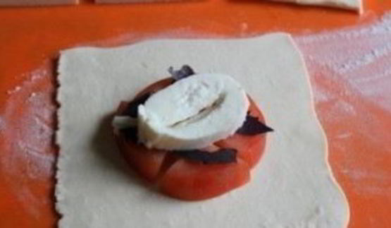 пирожки с помидорами и базиликом