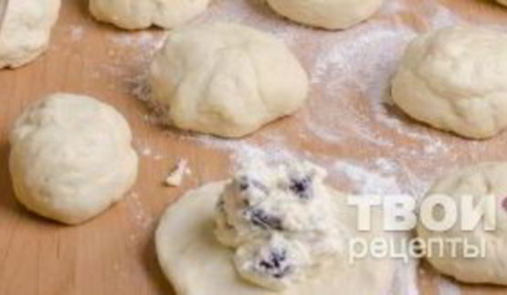 пирожки с творогом и изюмом