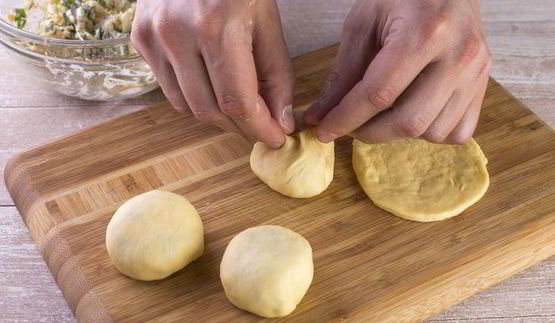 пирожки с зеленым луком и яйцами