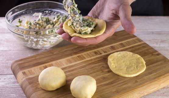 пирожки с зеленым луком и яйцами