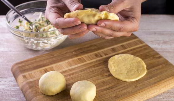 пирожки с зеленым луком и яйцами