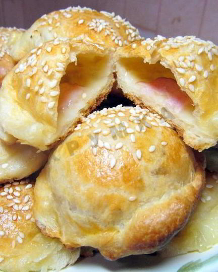 Рецепт пирожков слоеных конвертики с сыром и ветчиной