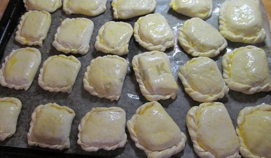 пирожки слоеные конвертики с сыром и ветчиной