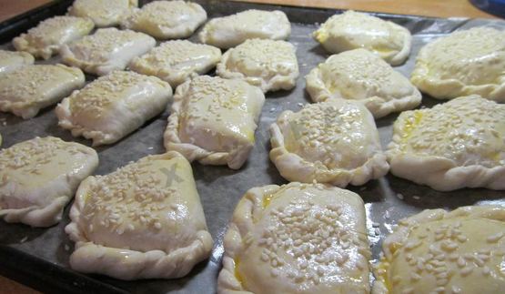 пирожки слоеные конвертики с сыром и ветчиной