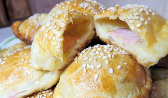 пирожки слоеные конвертики с сыром и ветчиной