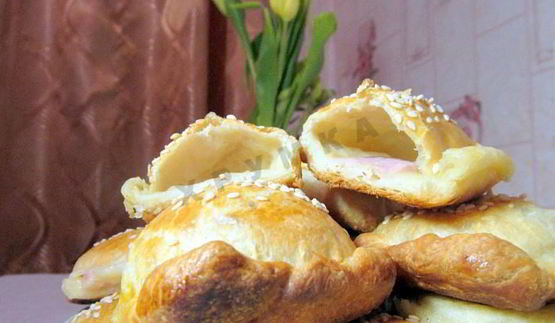 пирожки слоеные конвертики с сыром и ветчиной