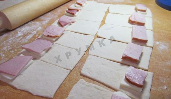 пирожки слоеные конвертики с сыром и ветчиной