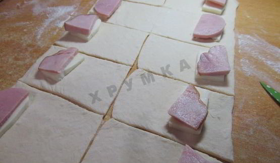 пирожки слоеные конвертики с сыром и ветчиной