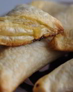 Слоеные пирожки с капустой