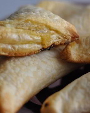 Слоеные пирожки с капустой