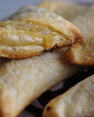 Слоеные пирожки с капустой