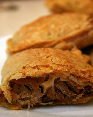 Слоеные пирожки с курицей и сыром