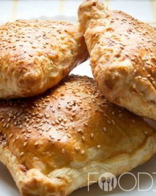 Слоеные пирожки с курицей