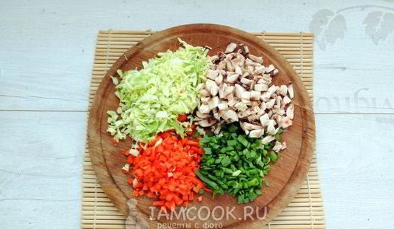 вегетарианские пирожки баоцзы с капустой и грибами