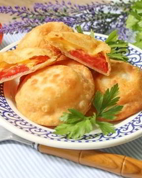 Вкусные пирожки Бомбочки с помидорами и брынзой